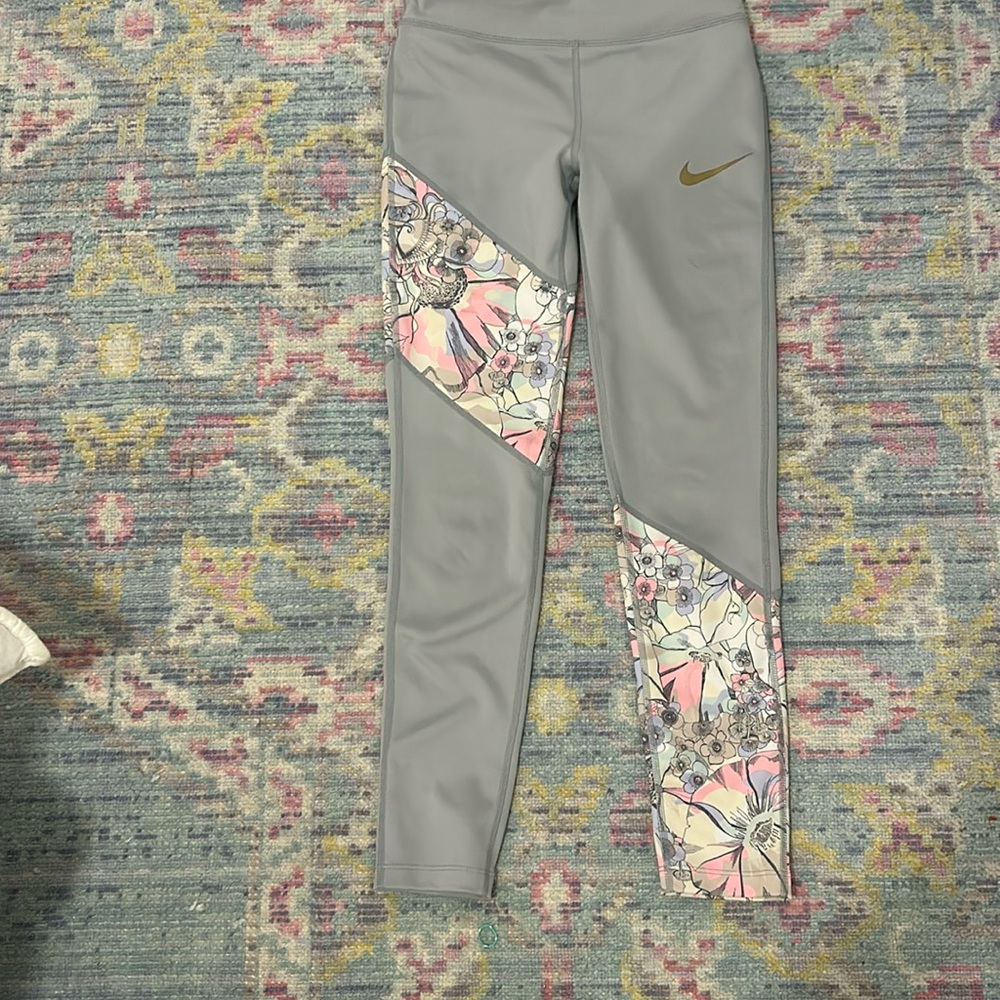 Girls, Nike leggings size medium